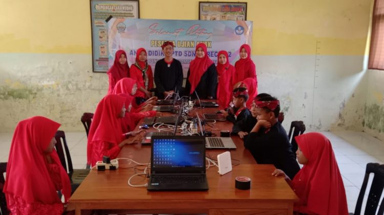 Pelaksanaan ANBK SDN Mrecah II Tanah Merah. Senin (24/10).

Foto : Anam klikku.net dok.