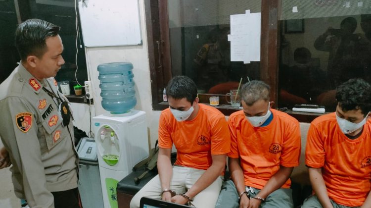 Tiga tersangka pengedar saat diamankan di Mapolres Bangkalan.

Foto : Anam klikku.net dok ist.