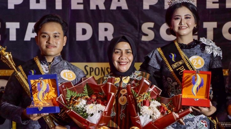 Rektor Unitomo Siti Marwiyah (tengah), bersama Feri Ramadhan dan Aisyah Rizky A 