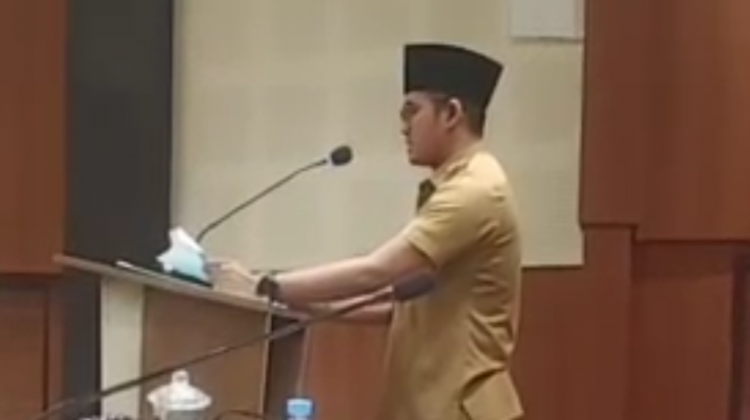 R Abdul Latif Amin Imron Bupati Bangkalan saat momen rapat paripurna di Gedung DPRD Selasa, 11 Oktober 2022.

Foto : Anam klikku.net dok ist.