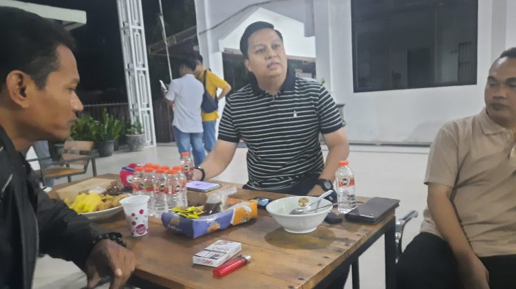 Galih Wicaksono S.H wakili Kasi Pidsus didampingi Kasintel Kejari sampaikan progres penanganan kasus PKH Desa Gili Anyar Kamal.

Foto : Anam klikku.net dok.