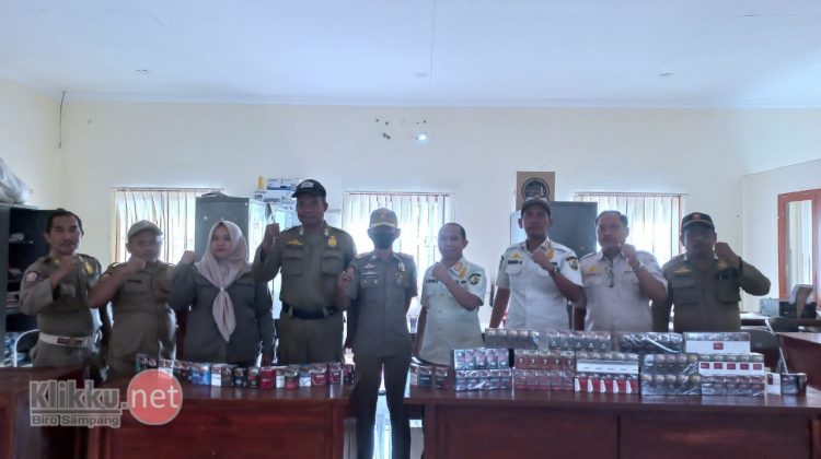 Satpol PP Sampang Tunjukkan Rokok Ilegal Hasil Temuannya (Doc. Anaf/klikku)