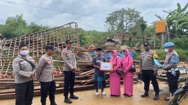 Kapolsek Ketapang beserta anggotanya dan Bhayangkari memberikan bantuan kepada warga korban bencana puting beliung (Doc. Anaf/klikku)