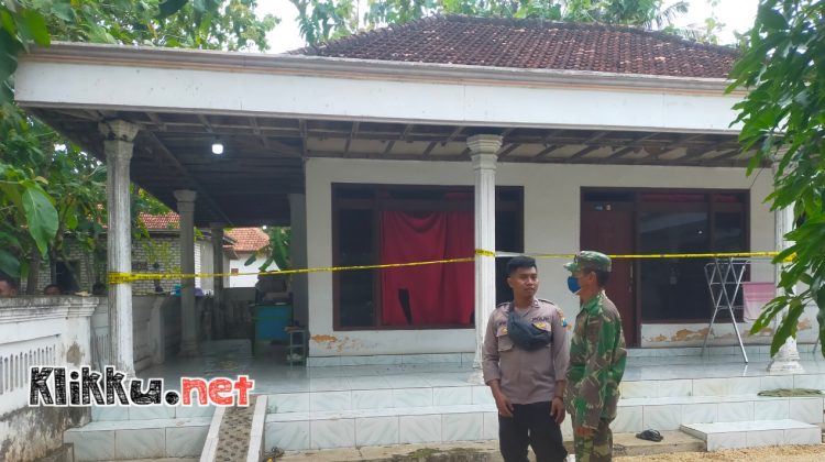 Anggota Polsek Banyuates dan Koramil Banyuates saat berada di depan rumah kontrakan korban pembunuhan (Doc. Anaf/klikku)