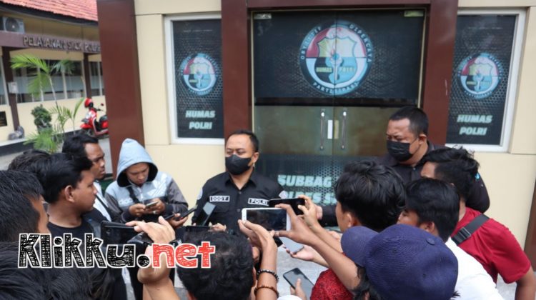 Humas Polres Sampang Ipda Dodi Darmawan, saat pres release di halaman Polres Sampang. (Doc. Anaf/klikku)