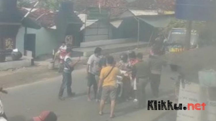 Tangkapan layar video penangkapan kasus narkoba di jalan raya Ketapang, Sampang, Madura (Doc. Anaf/klikku).