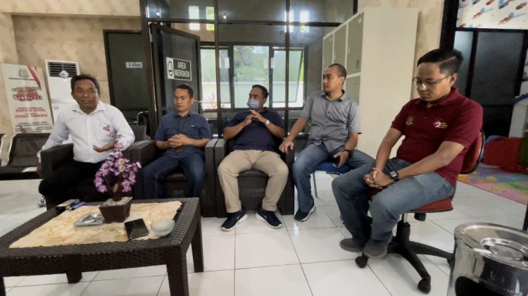 Kiri Abdul Rahman Ketua DPP Pakis saat disambut jajaran Kasi Kejari Bangkalan.

Foto : Anam klikku.net dok.