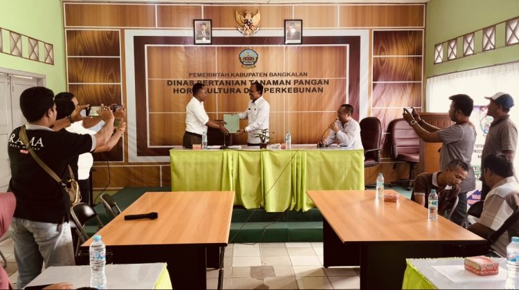Abdurrohman Tohir Ketua DPP Pakis menerima data qouta pupuk, luas lahan pertanian serta dokumen distributor pupuk subsidi dari Ir. Puguh Santoso M.MA Ka Dispertapahorbun Bangkalan.

Foto : dok klikku.net Anam.