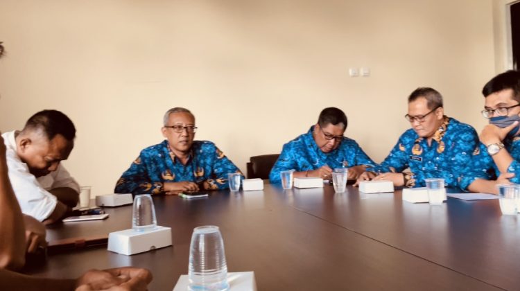 Kecewa, Pakis hentikan berlangsungnya audiensi pada Dinas PUPR Bangkalan sebab tidak menghadirkan sosok Diana kontraktor yang diminta secara khusus dalam surat audiensi Pakis.

Foto : klikku.net dok Anam.