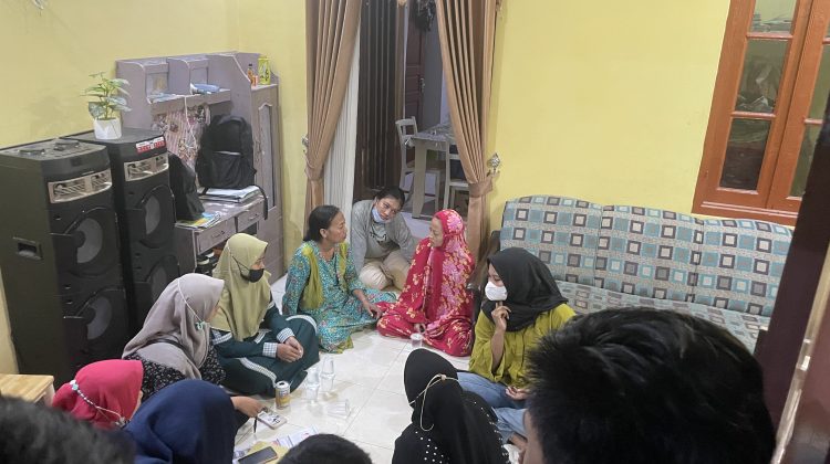 Puluhan reseller arisan online datangi rumah Dewi owner jual beli arisan online di Gg VII Kelurahan Demangan Kota Bangkalan.

Foto : Anam klikku.net dok.