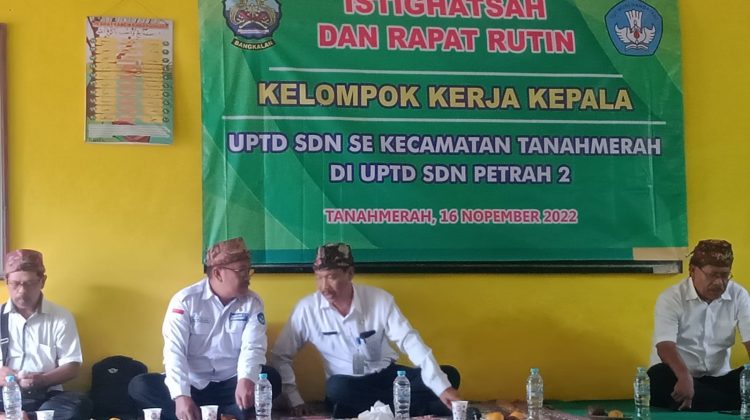 Rapat rutin dan istighosah oleh K3S Korwil Pendidikan Tanah Merah terlaksanakan di Lembaga SDN Petrah II.

Foto : dok klikku.net Anam.