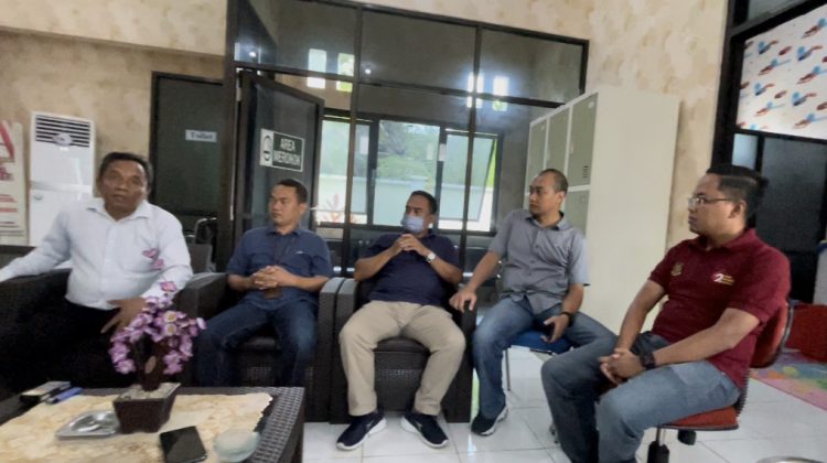 Rahman Tohir Ketua DPP Pakis Audiensi Kejari Bangkalan, Jum'at (4/11) siang.

Foto : Anam klikku.net dok.