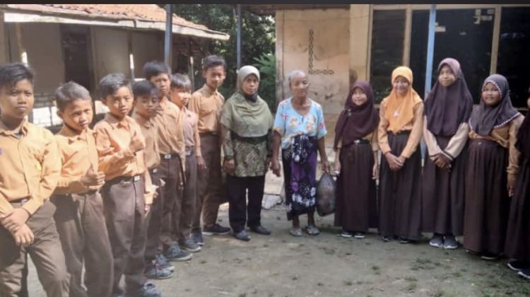Pelajar SDN Patemon mengunjungi dan memberikan tali asih pada warga sekitar lingkungan sekolahnya.

Foto : Anam klikku.net dok ist.