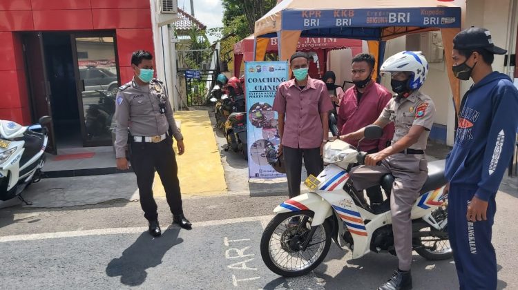 Satlantas Polres Bangkalan berikan pelayanan fasilitas uji pra praktek pemohona SIM C.

Foto : Anam klikku.net dok.