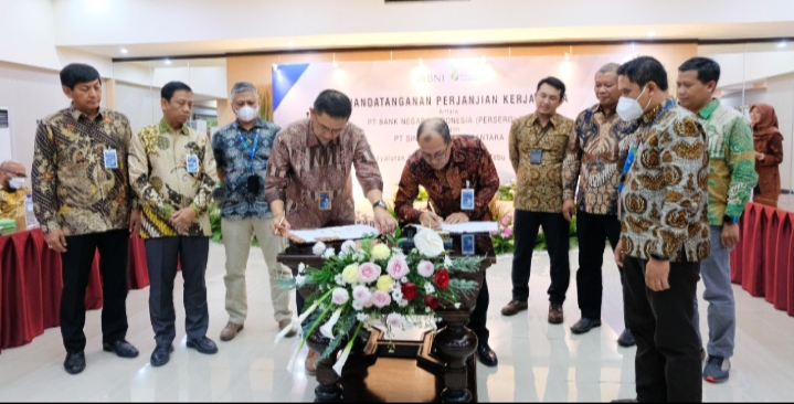 Direktur SGN Suhendri tandatangani perjanjian kerjasama dengan BNI disaksikan Jajaran dan petani tebu yang tergabung di APTRI Surabaya