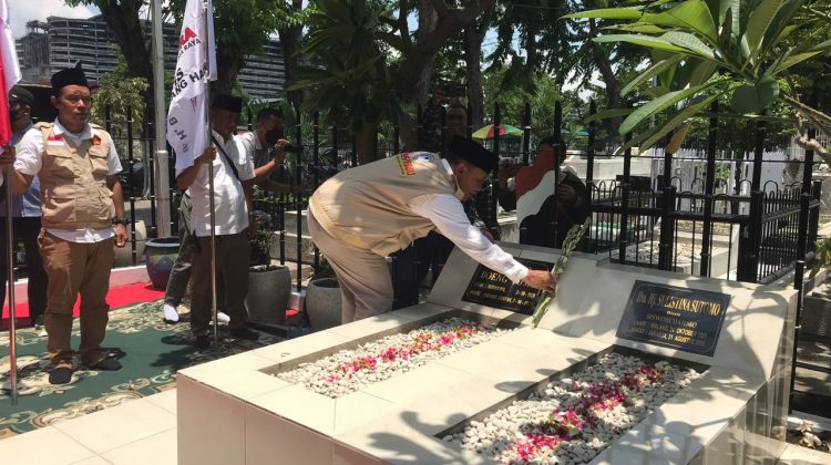 Bambang Haryo saat ziarah di Makam Bung Tomo