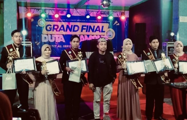 Mohammad Hasan Faisol, S.STP.,MM Kepala Dinas Kebudayaan dan Pariwisata Pemkab Bangkalan pada momen penyerahan penghargaan bagi para finalis duta kampus Stit Al Ibrahimi Galis. Selasa (20/12) malam.

Foto : dok klikku Anam.