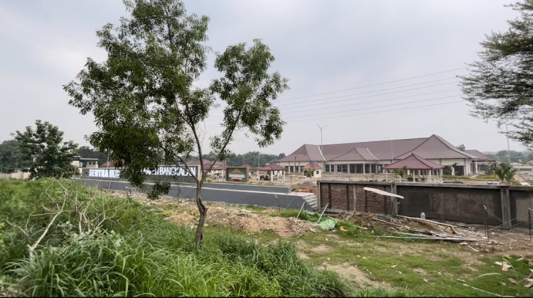 Progres pelaksanaan kegiatan pembangunan gedung Sentra IKM Kabupaten Bangkalan. selasa (20/12) sore.

Foto : dok Klikku Anam.