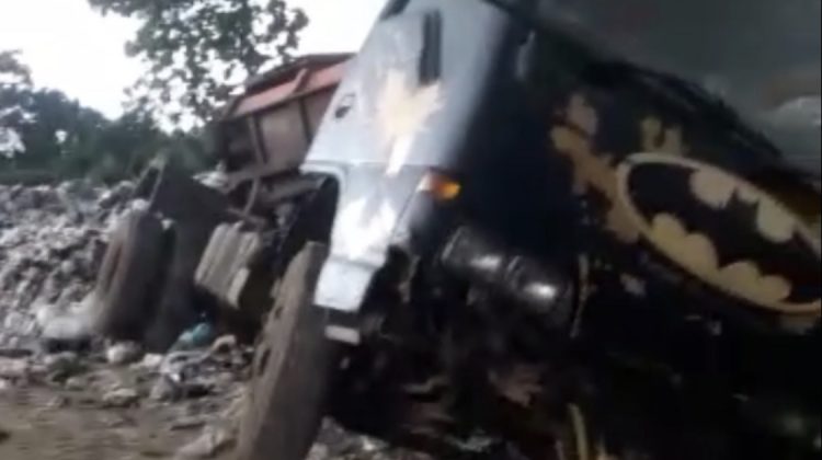 Truk tua pengangkut sampah DLH Bangkalan terguling akibat patah sasis.

Foto : dok Klikku Anam.