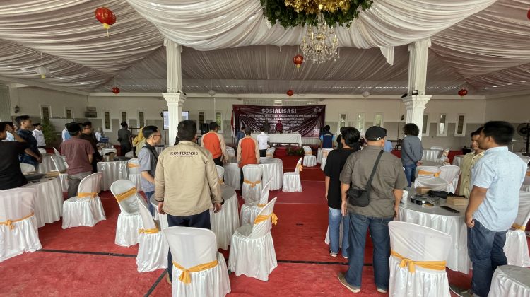 Sairil Munir Komisioner KPU Kabupaten Bangkalan saat agenda Sosialisasi PKPU Nomor 10 Tahun 2022 Pencalonan Anggota DPD.

Foto : Anam Klikku dok.