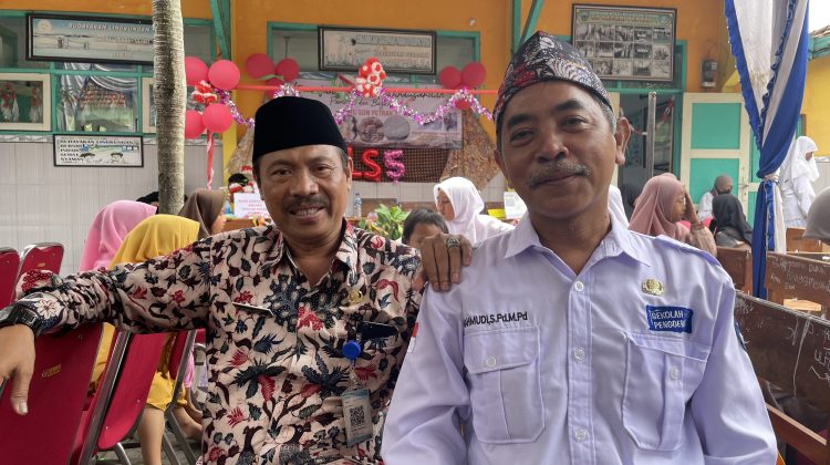 Kiri Mohammad Lutfi M.Pd Korwil Tanah Merah bersama Mahmudi S.Pd M.Pd Kepala SDN Petrah 1 pada momen penyelenggaraan P5. Kamis (22/12) siang.

Foto : Anam klikku dok.