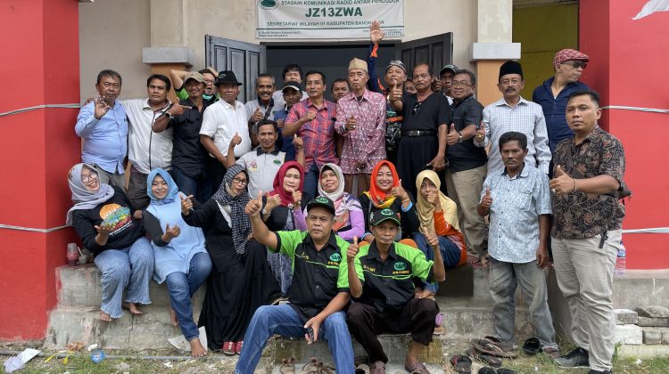 Anggota Rapi Wilayah 01 Kabupaten Bangkalan disela agenda tasyakkuran kantornya di Gor kabupaten setempat. Minggu (04/12) siang. Foto Anam klikku dok.