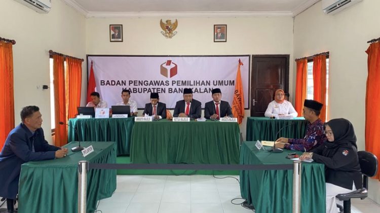 Sidang dugaan pelanggaran pemilu 2024 di Bawaslu Kabupaten Bangkalan. Rabu (28/12) siang.

Foto : Anam Klikku dok ist.