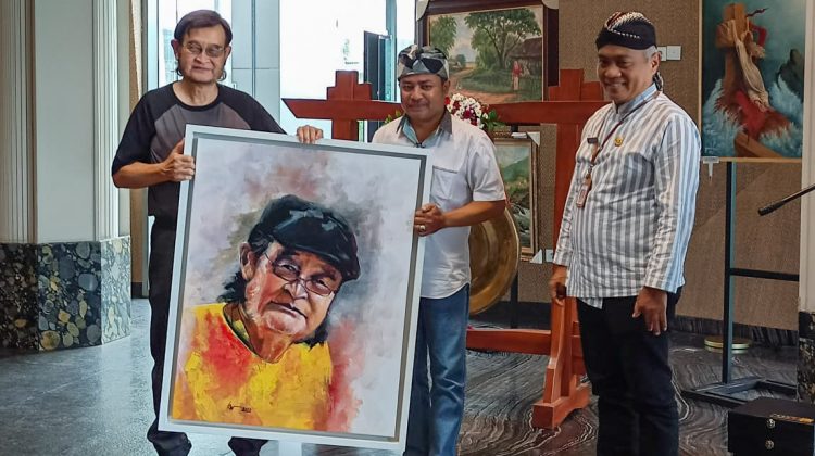 Rasmono Sudarjo (kiri) menerima cinderamata berupa lukisan