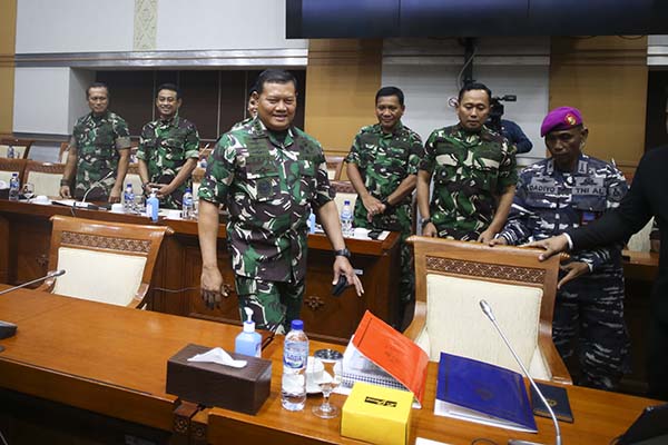 Kepala Staf Angkatan Laut Laksamana TNI Yudo Margono bersiap mengikuti uji kelayakan dan kepatutan (fit and proper test) calon Panglima TNI di Komisi I DPR, Kompleks Parlemen, Senayan, Jumat (2/12/2022). Laksamana TNI Yudo Margono merupakan calon tunggal Panglima TNI yang diusulkan oleh Presiden Joko Widodo. ANTARA FOTO/Rivan Awal Lingga/tom.