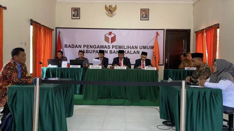 Mustain Saleh Ketua Bawaslu Kabupaten Bangkalan pimpin sidang putusan laporan dugaan pelanggaran pemilu di kantornya.

Foto : Klikku.dok Anam ist.