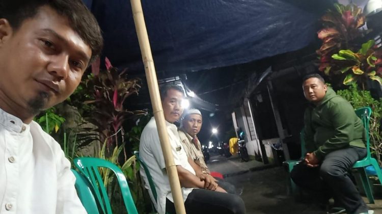 Kiri Rizchi Pimred saat dirumah duka. Jum’at (6/1) malam.
Foto : Klikku dok.
