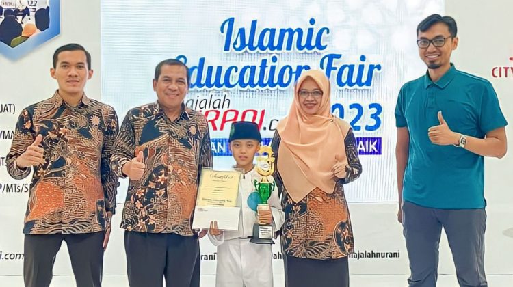 Kepala SD Mudipat Surabaya Edy Susanto (2 kiri) mendampingi Atana Awal, siswa kelas 2 Juara 1 lomba Tahfidz IEF 2023