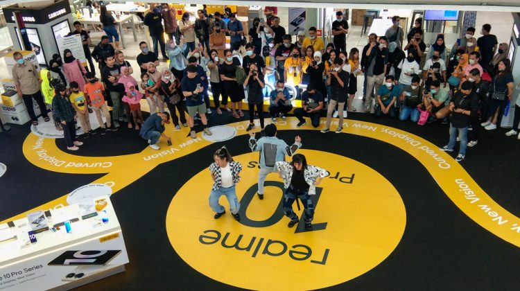 Penampilan Brandon De Angelo saat acara penjualan perdana realme 10 Pro Series 5G di WTC Surabaya Mall, Minggu (15/1) 