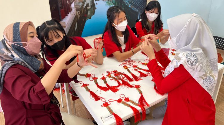 Sejumlah siswa Sampoerna Academy Grand Pakuwon belajar membuat Simpul Tiongkok atau Chinese Knot 