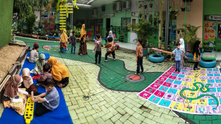 Sejumlah siswa KB TK Al Falah bermain dakon, gobak sodor dan ular tangga, sebagai upaya kenal dan cinta permainan tradisional