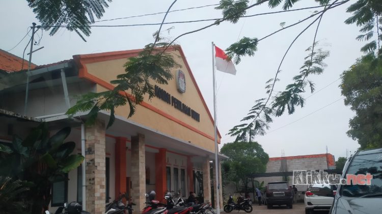 Kantor KPU Sampang yang terletak di Jl. Diponegoro No.49C, Taman Arum, Banyuanyar, Kec. Sampang, Kabupaten Sampang, Jawa Timur 69216. (Doc. Anaf/klikku)