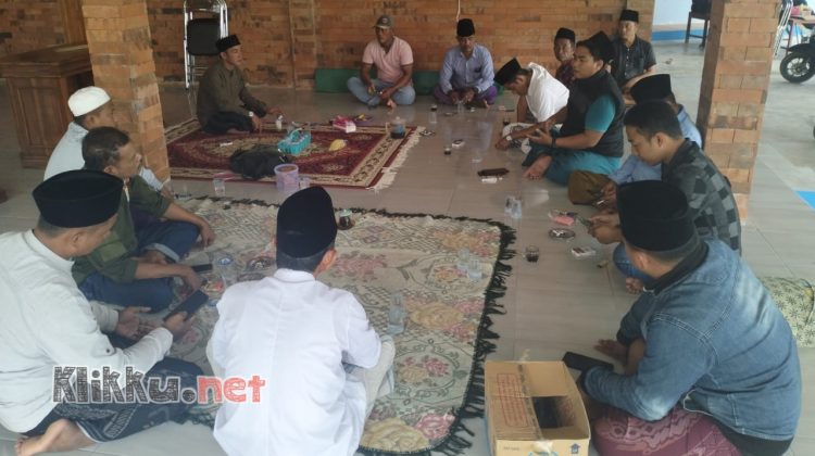 Media permasalahan pembentukan PPS Desa Tobai Barat di Balai Desa setempat (Doc. Anaf/klikku)