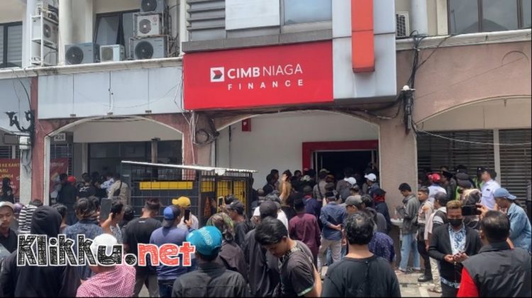 Ratusan massa warga madura saat melakukan aksi di depan kantor CIMB Niaga Finance (Doc. Anaf/klikku)