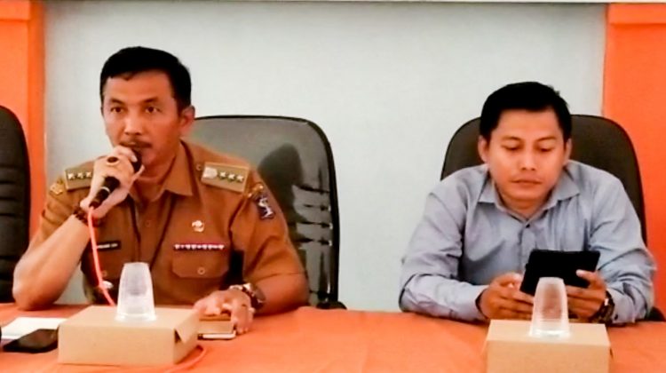 Camat Bulak Bambang Udi Ukoro (kiri) dan Anggota Komisi C DPRD Surabaya Abdul Ghoni Mukhlas Ni’am saat memimpin Musrembang TA 2024