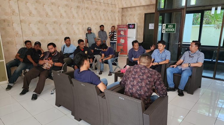 Pakis lakukan audiensi progres penanganan kasus dugaan korupsi Apbdes Pekadan, Kecamatan Galis pada Kejari Bangakalan, Kamis (17/03) di salah satu ruangan kantor kejari setempat.