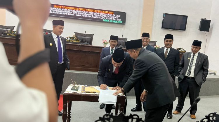 DPRD dan Bupati Sampang saat melakukan Penandatangan dua raperda inisiatif. (Doc. Anaf/klikku)