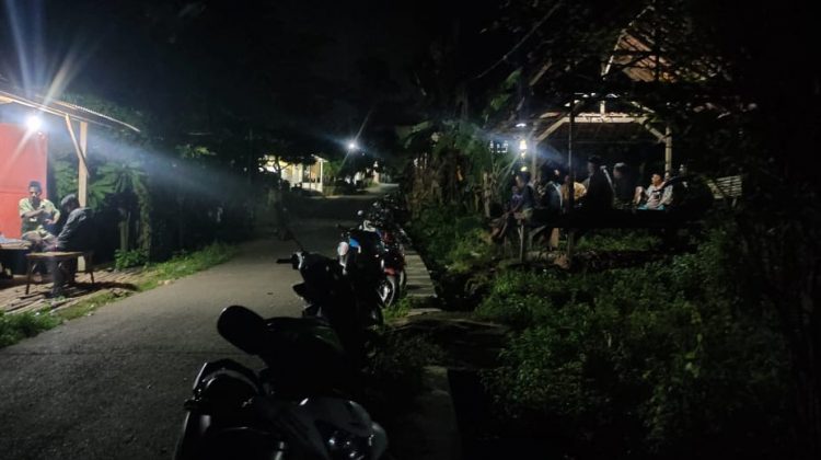 Puluhan warga Desa Morombuh Kwanyar rela menunggu pengumuman hasil scoring oleh P2KD sembari menduduki kantor dan rumah pejabat panitia pilkades.

Foto : Anam Dok Klikku.
