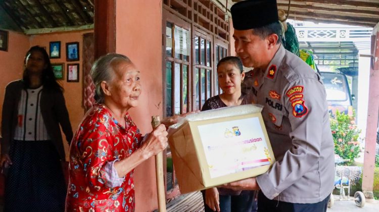Kapolres Jombang AKBP Moh Nurhidayat menyerahkan sembko kepada warga