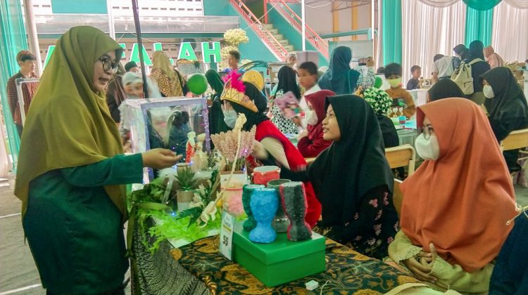 Kepala SD Al Falah Surabaya Yuni Wahidah (kiri) saat meninjau pameran UKK siswa