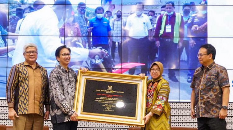 Rektor ITS Prof Dr Ir Mochamad Ashari MEng (kedua kanan), saat menerima Penghargaan Pengabdian Luar Biasa dari Menteri Sosial RI Dr (HC) Ir Tri Rismaharini MT