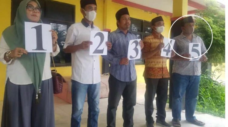 Penetapan Cakades di Kantor Kecamatan Kwanyar pada hari Kamis tanggal (30/03) pagi hari.

Foto : Dok Anam Klikku.