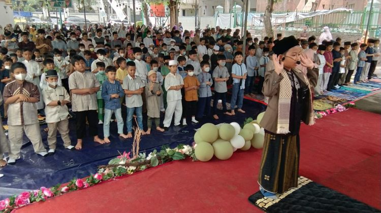 Arsyafi, siswa kelas 3C, menjadi imam latihan sholat Id 