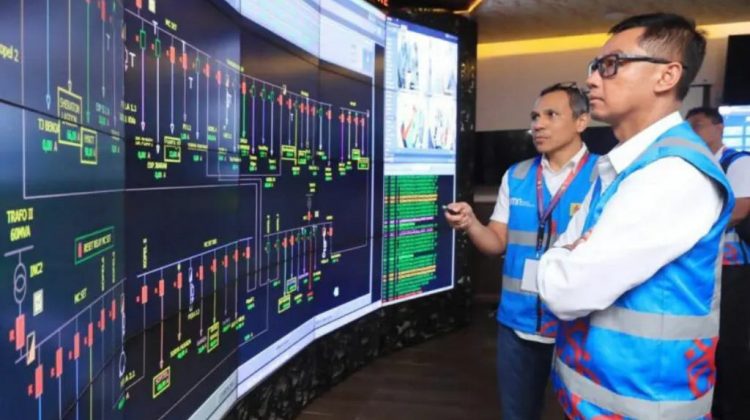 Direktur Utama PT PLN Darmawan Prasodjo (kanan) saat meninjau pemakaian listrik selama periode Lebaran 2023