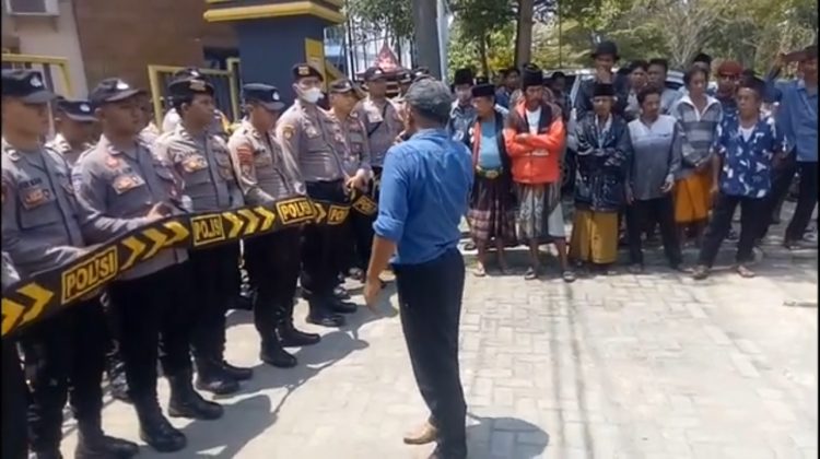 Ketua DPP Pakis saat orasi di depan kantor DPMD Bangkalan.
Foto : Anam Klikku Dok.