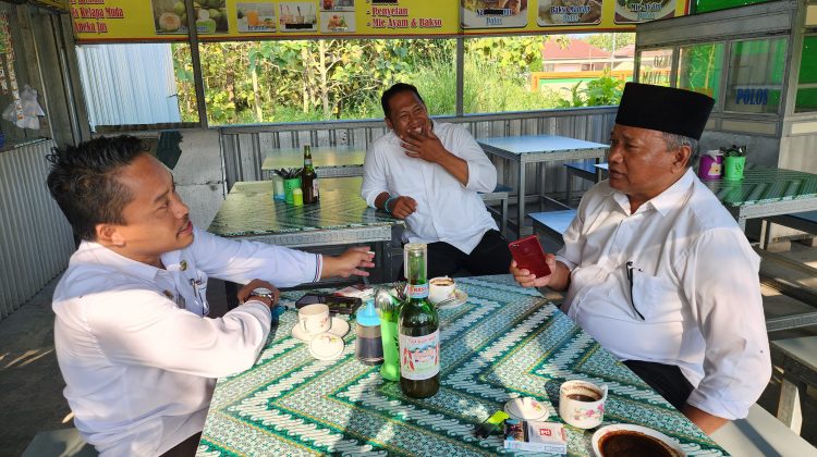 Ka Disperkim Hasan Faisol bersama H Suli Kades Tengket Arosbaya.
Dok Klikku Anam.